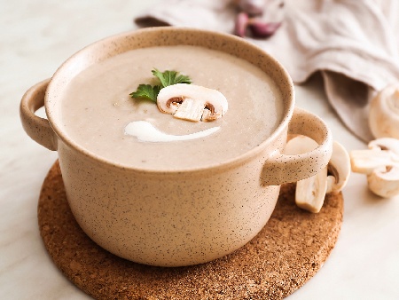 Гъбена крем супа с прясно мляко и брашно поднесена с крутони и копър - снимка на рецептата
